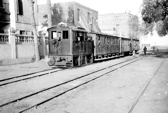 Egyptian_Delta_Light_Railways_-_Sentinel_Steam_tractor_No_202_enters_Barrage_station.jpg
