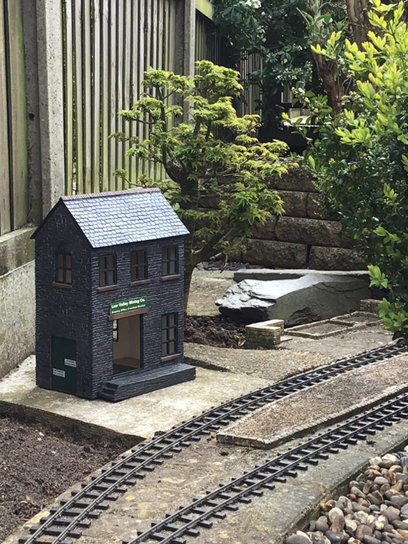 Here is the mining company offices.  A bit to the right can be seen the locations for the buildings on Bramley Bank Stn.